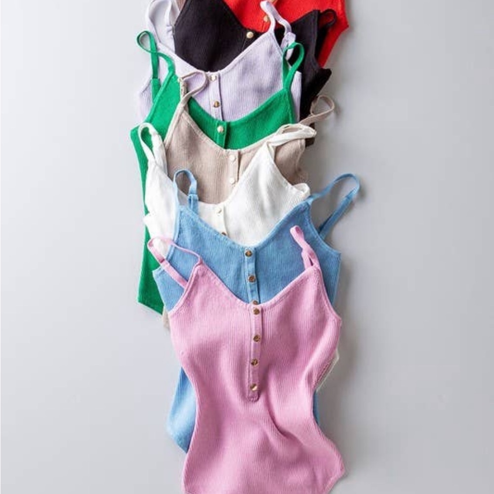 CAMI RIBBED BODYSUIT WITH METAL BUTTON DETAIL PINK